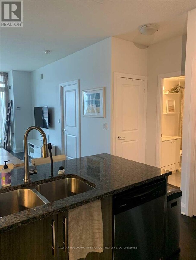 Photo du bâtiment - 1185 The Queensway