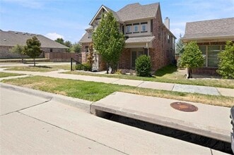 Building Photo - 4524 Del Rey Ave