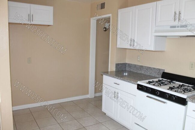 Foto del edificio - 2BD/1BTH JUST REHABBED HOUSE IN BAKERSFIELD