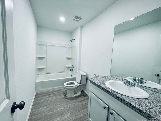 Building Photo - 434 De Herrera