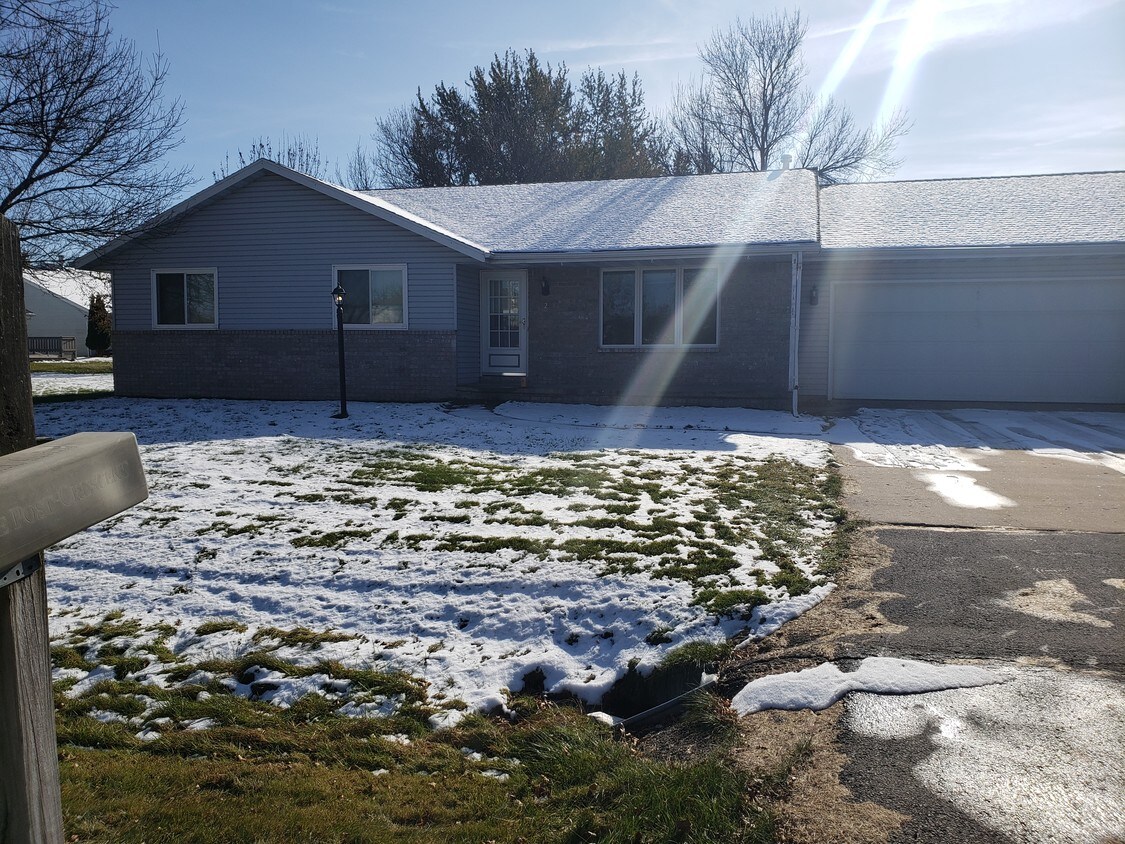 2 Century Ct, Appleton, WI 54914 Townhouse for Rent in Appleton, WI