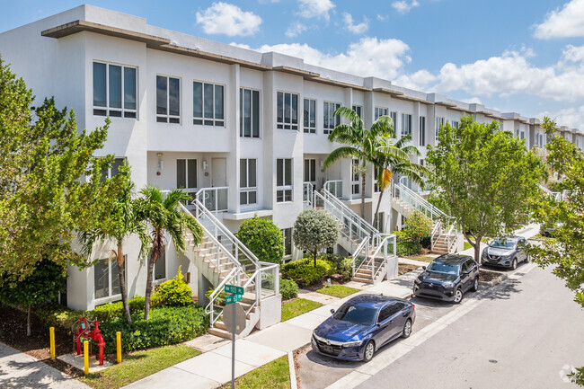 Building Photo - Landmark at Doral