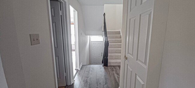 Building Photo - Very Charming 3 Bedroom And 2.5 Bathroom Townhouse With Private Deck In Country Creek