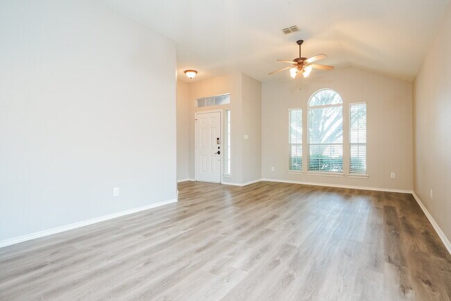 Building Photo - 1345 Meadowbrook Ln