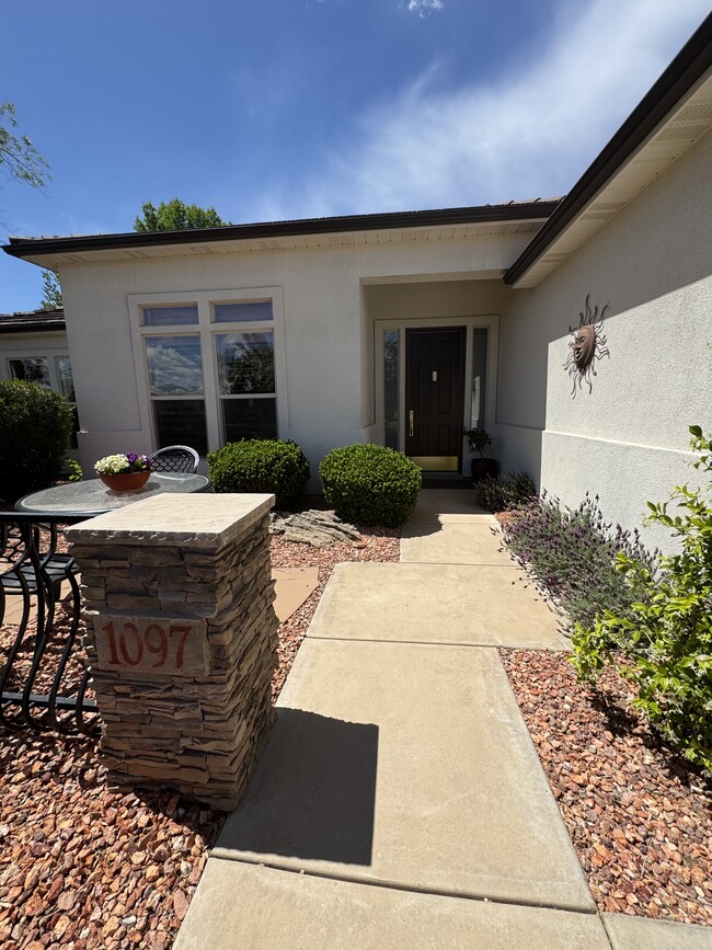 Building Photo - 1097 N Berkshire Dr