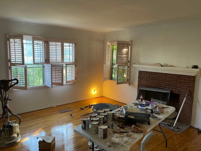Building Photo - 1525 S Victoria Ave