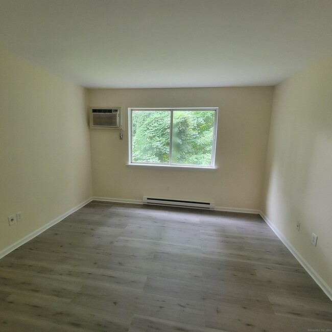 Building Photo - 8 Rose Ln