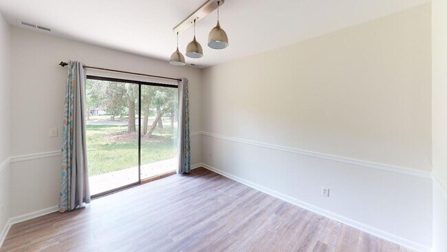 Foto del edificio - Updated 3 bed 2 bath in the tree lined Bir...