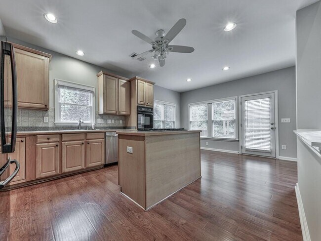 Building Photo - 408 Sixes Dr
