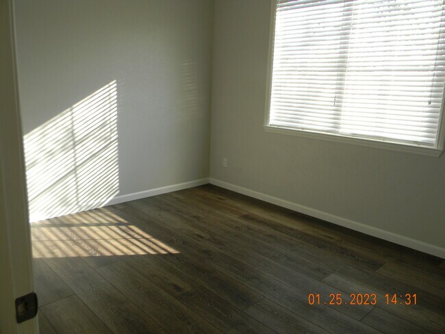 Building Photo - 3905 Hyacinth Dr