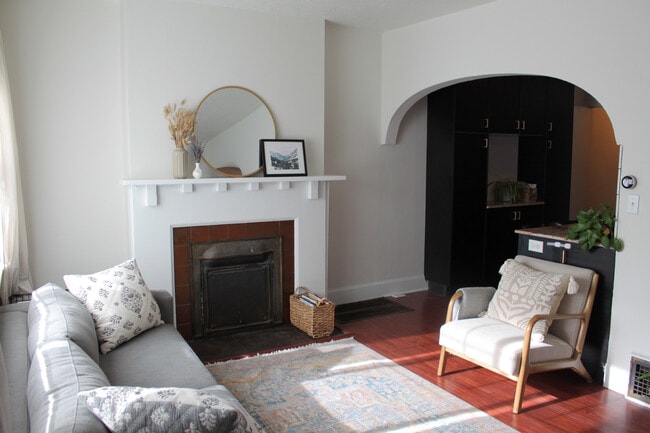 Building Photo - 757 E Ramona Ave