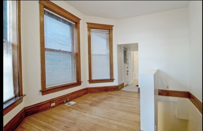 Building Photo - 933 W Altgeld St