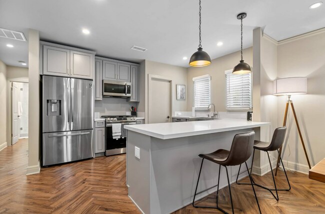 Building Photo - 561 Westbourne Dr