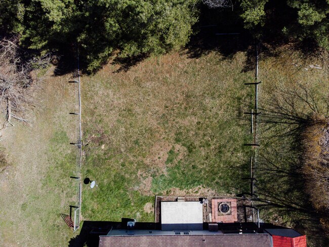 Building Photo - 819 Anderson Ave
