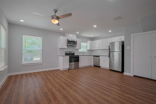 Building Photo - 6611 Bacher St