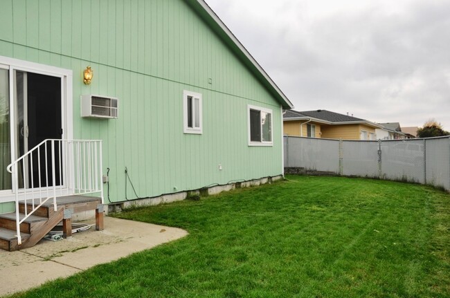 Building Photo - 2 bed 1 bath duplex