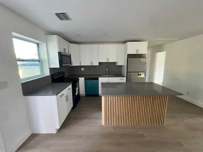 Building Photo - 422 SW 4th Ave