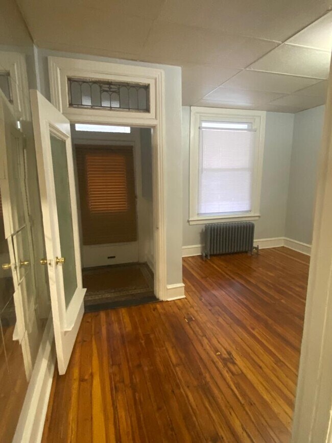 living room - 2500 W Cumberland St