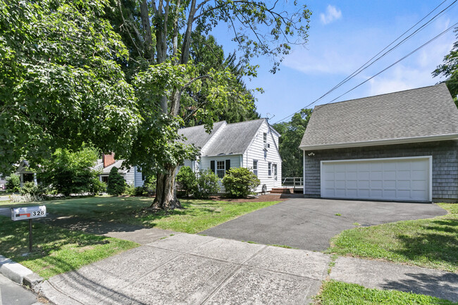 Building Photo - 328 Alma Dr
