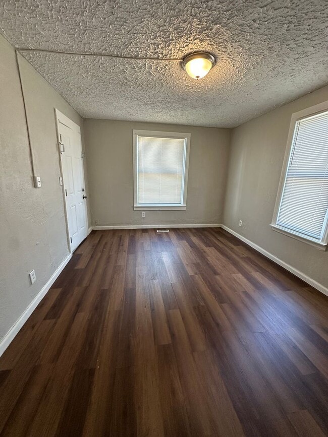 Building Photo - 3 bed 1 bath