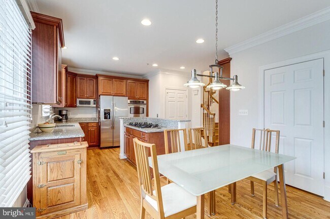 Building Photo - 1305 McLean Crest Ct