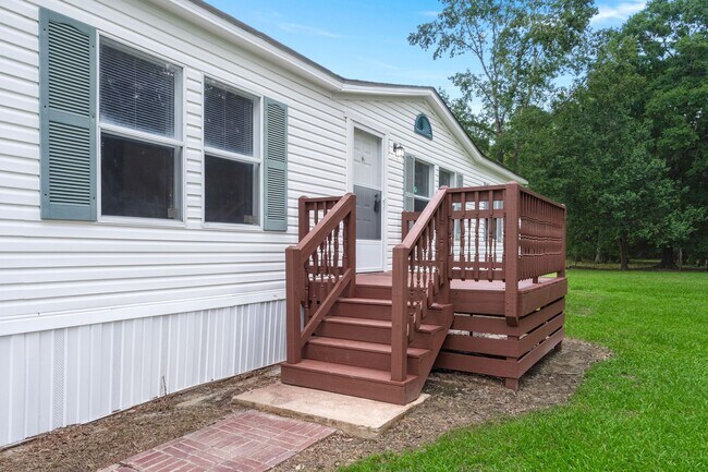 Foto del edificio - beautifully refreshed 3-bedroom, 2-bath home offering peaceful country living with modern updates!