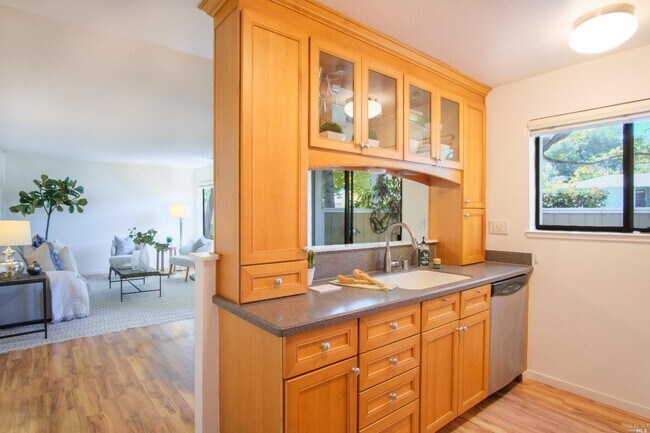 Cocina con vista a la ventana de servicio. - 15 Hector Ln