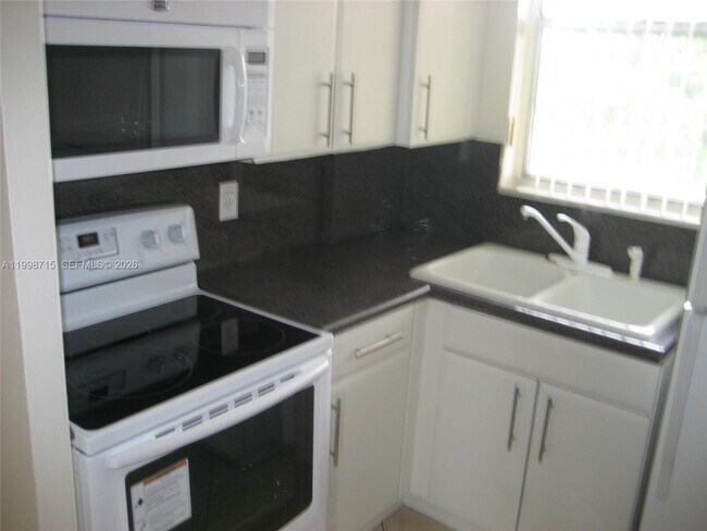 Foto del edificio - 1801 S Treasure Dr