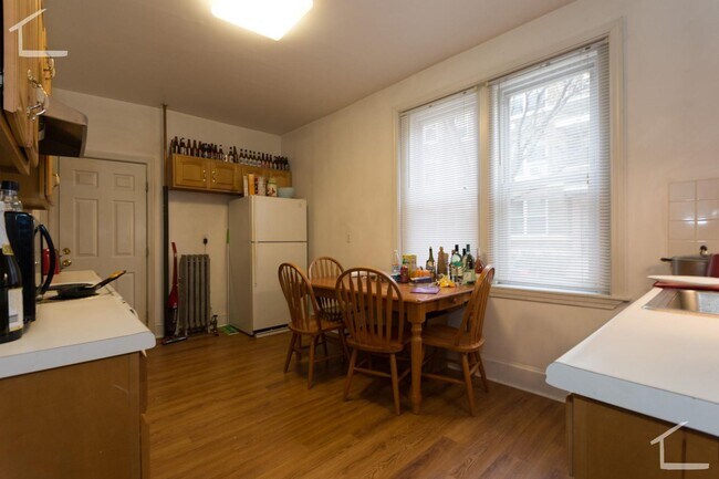 Foto del edificio - Massive Unit Steps from BU Main campus, La...