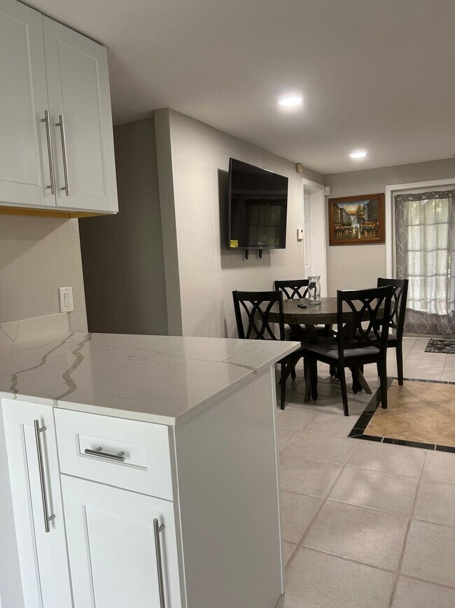 Foto del edificio - 16627 Deer Path Ln