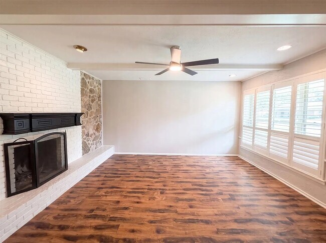 Foto del edificio - 1619 Woodcrest Ln