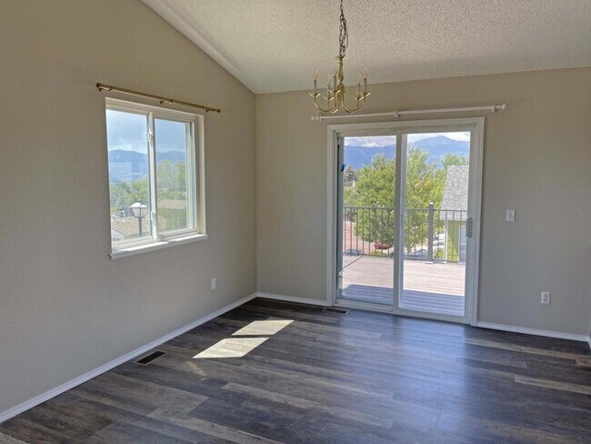 Foto del edificio - 2215 Lisa Dr