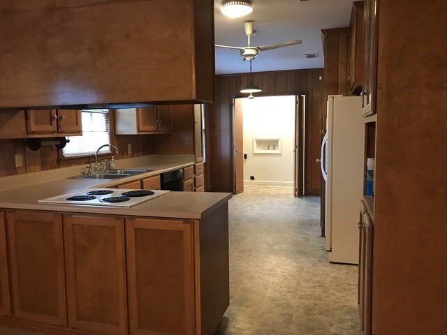 Building Photo - 107 NE Rosewood Dr