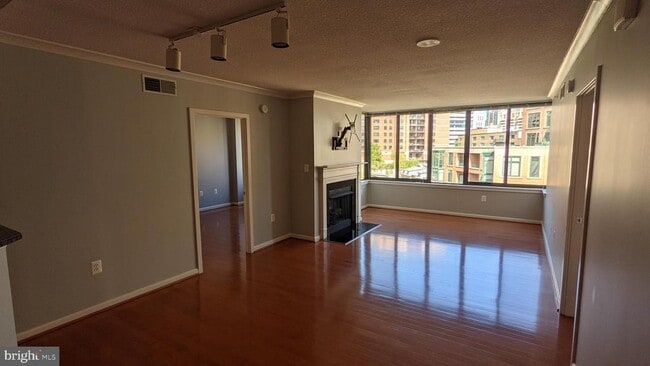 Building Photo - 2220 Fairfax Dr