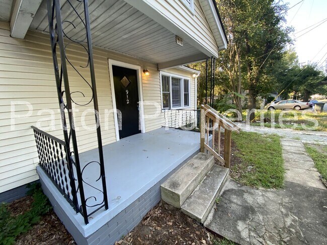 Building Photo - Belmont Home