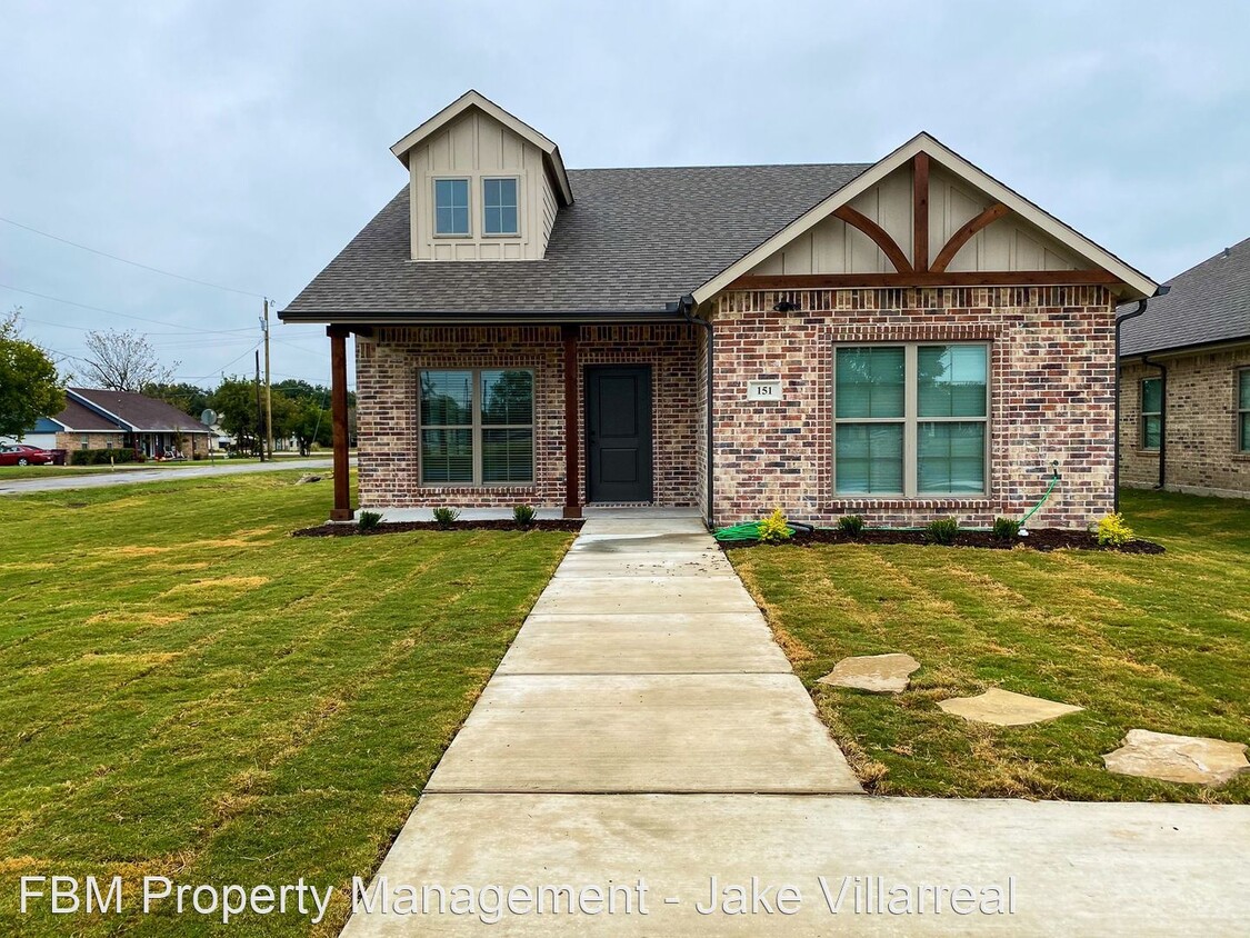 Primary Photo - 3 br, 2 bath House - 151 N Stacks