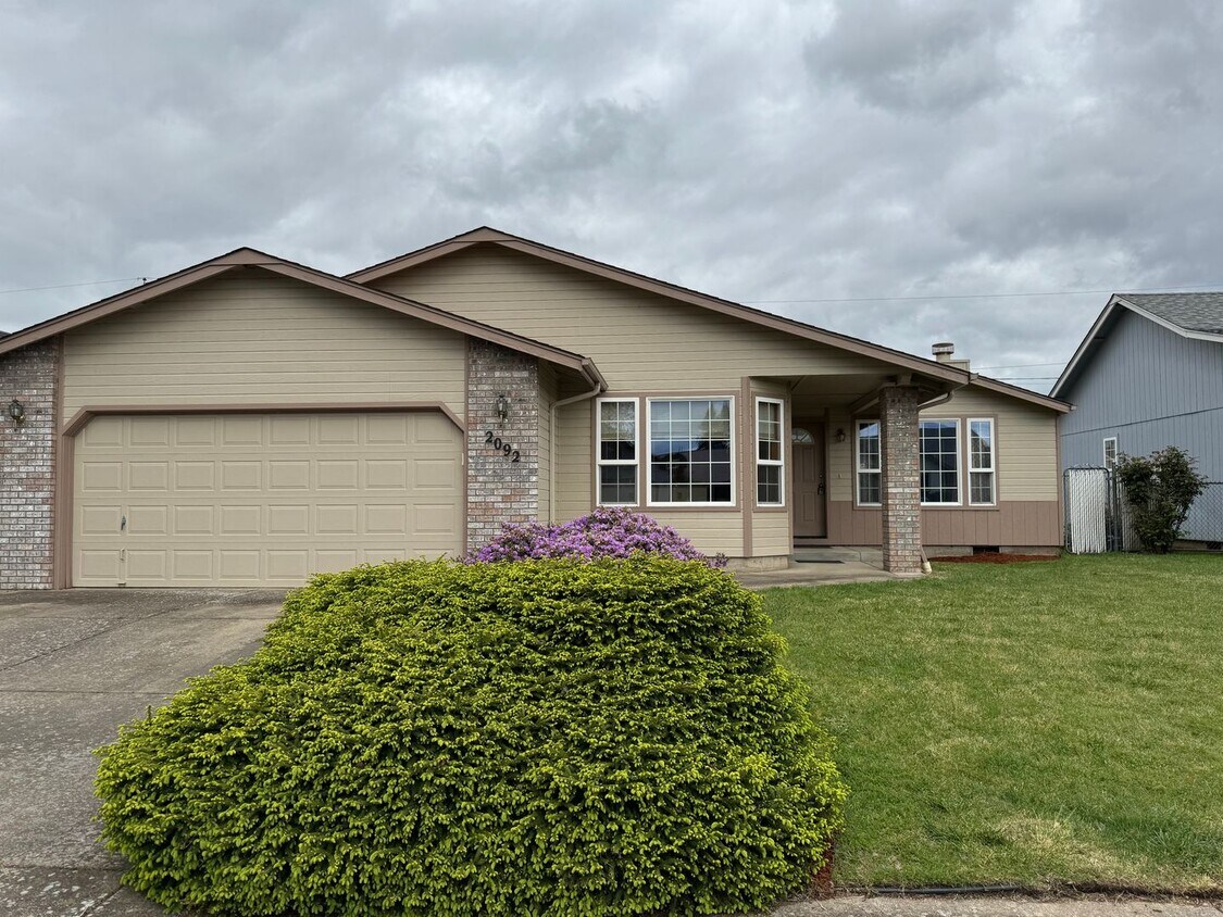 Primary Photo - 3 Bedroom 2 Bathroom house in wonderful ne...