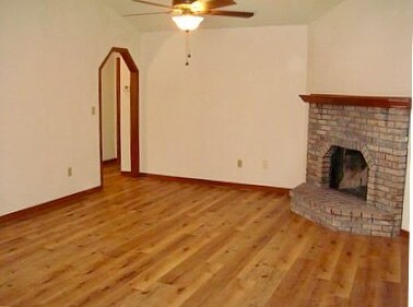 Building Photo - 435 Blue Bird St