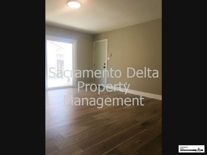 Charming 3 Bedroom 2 Bath Home in Rosemont