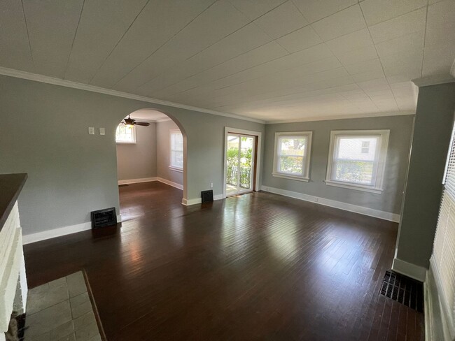 Building Photo - 1702 Lake Ave