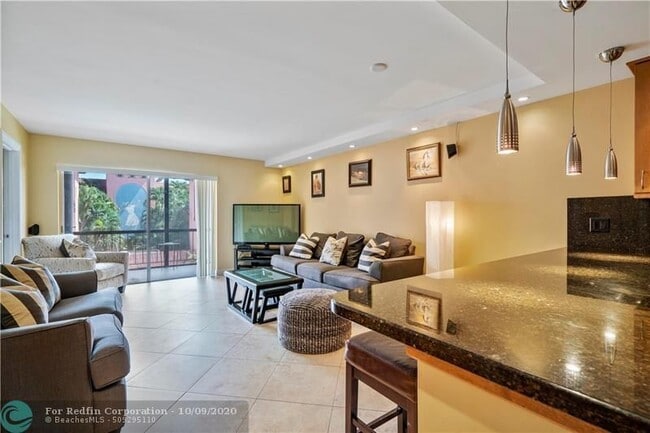 Building Photo - 660 Tennis Club Dr