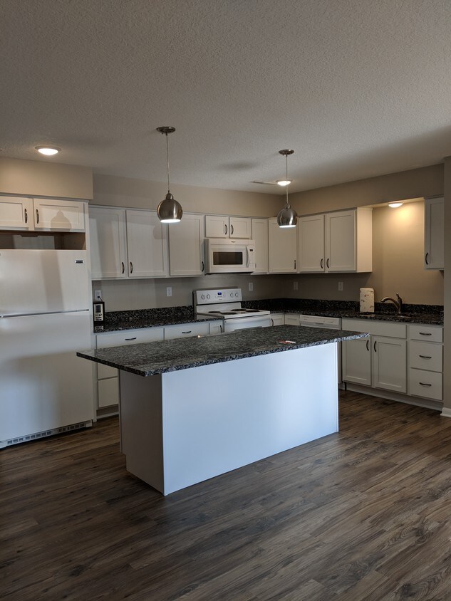 huge kitchen - 3240 Parkwild Dr