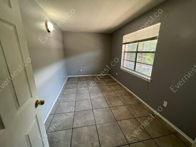 Building Photo - 925 Shallowford Rd