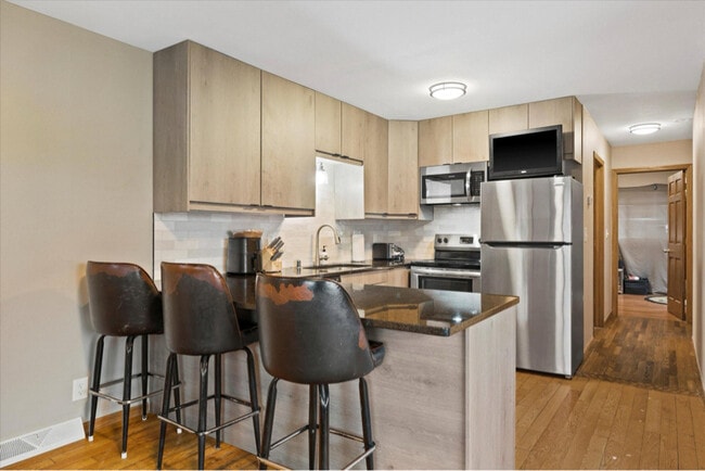 Foto del edificio - 3059 N Downer Ave