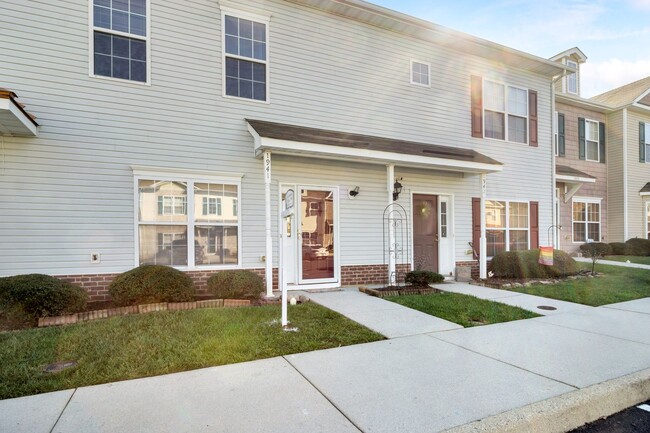 Building Photo - SPACIOUS 3 BEDROOM 2.5 BATH TOWNHOME NEAR ...