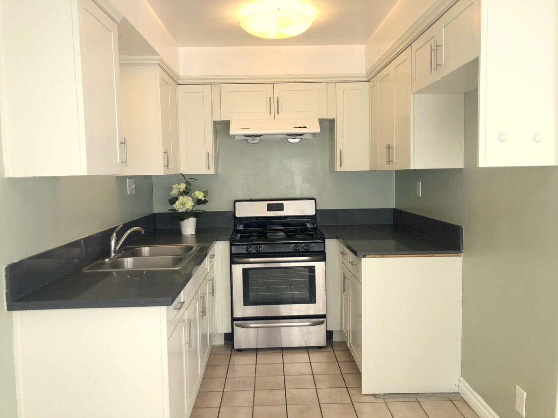 Primary Photo - 420 N Marguerita Ave