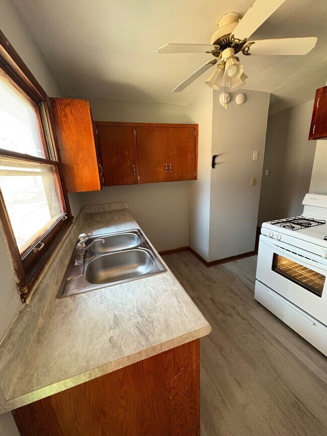 Foto del edificio - 3 Bedrooms and 1 Bathroom