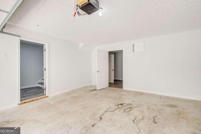 Building Photo - 2470 Stonegate Dr