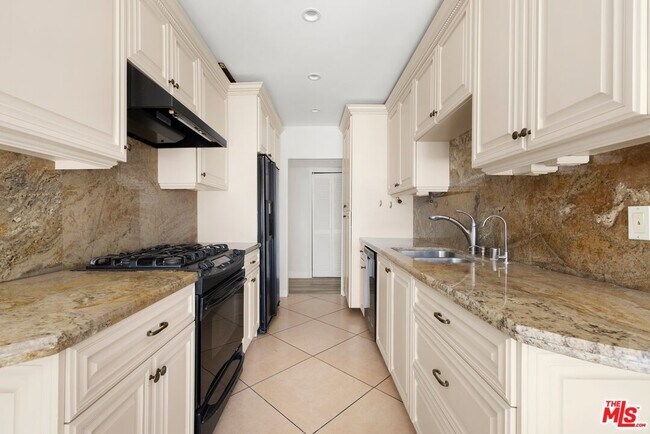 Building Photo - 423 Rexford Dr