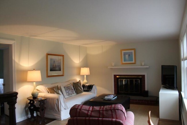 Building Photo - Spacious 4 Bedroom Cape